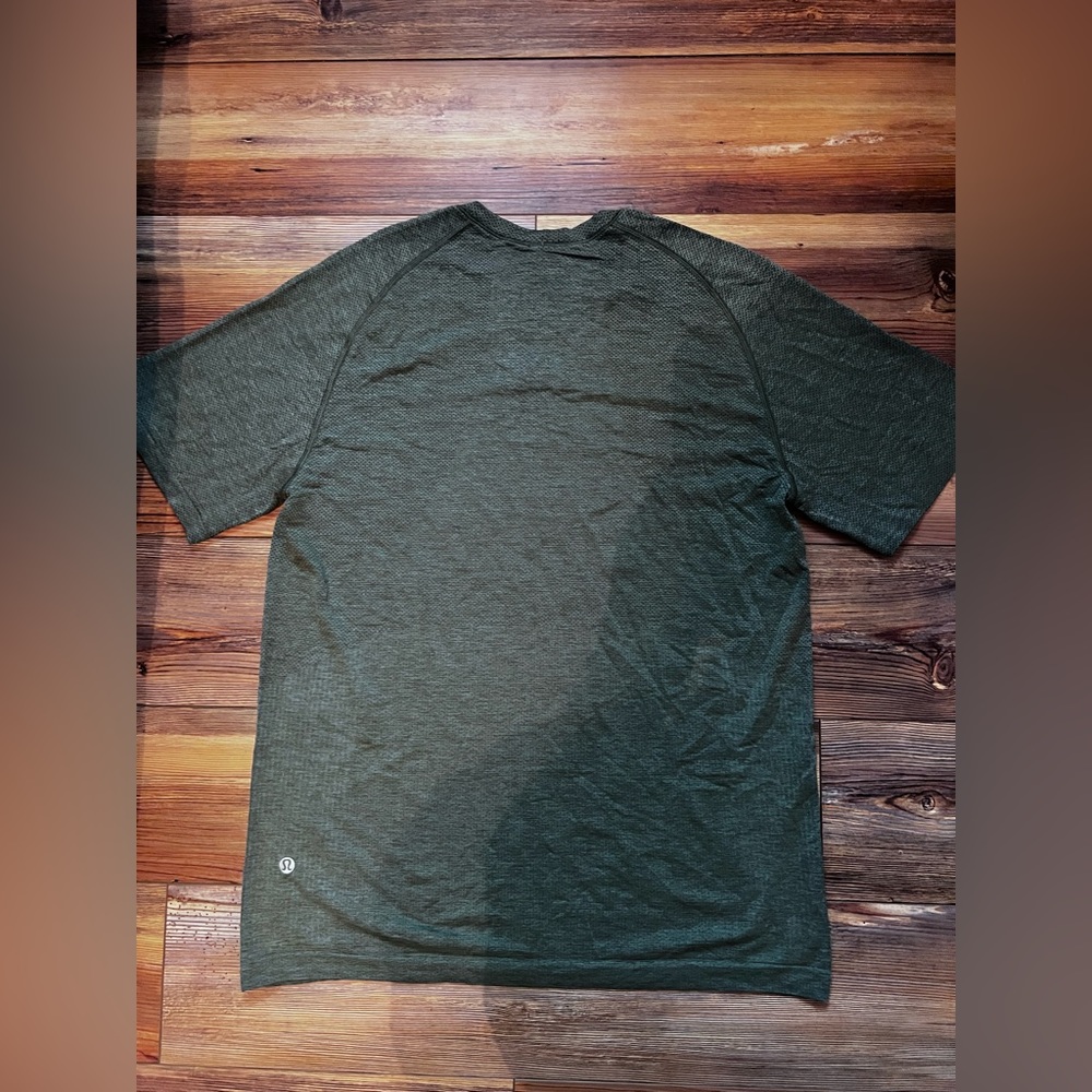 Men’s green medium lululemon running shirt